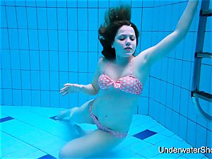 super-sexy nymph shows jaw-dropping bod underwater